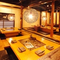 【古き良き日本の旅館をモチーフ】2階席は全て掘りごたつ席になっております!!囲炉裏風のテーブルに和の間接照明が良く似合う誰もが落ち着く空間になっております!足元にはビー玉が敷き詰められており他店にはない足心地をご体感頂けます♪本八幡で雰囲気のいい女子会や宴会するならぜひ炎丸にお越しください！