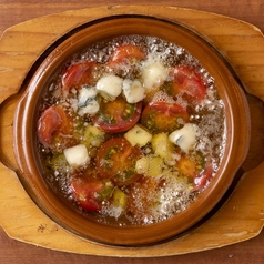 トマトとブルーチーズのアヒージョ