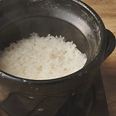 「牛の達人浅草店」では、、京都八代目儀兵衛のお米を使った「銀シャリ」が自慢。その一粒一粒に込められた職人の技と心が、お肉の旨みを一層引き立てる、まさに「主役」の存在です。お客様のため、一釜ずつ丁寧に炊き上げます。炊きたての香りと艶をそのままに、ぜひ最高の状態でお召し上がりください。