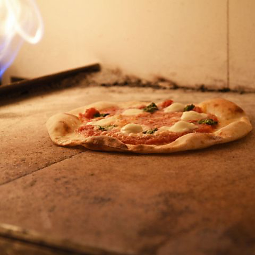 知る人ぞ知る魚桜もう一つの武器「本格石窯」パリパリ派も納得のピザや窯焼きメニューなど料理もあり