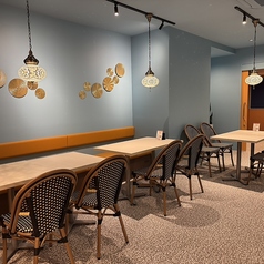 ２階席に最大8名様まで着席可能なテーブル席を用意しております。