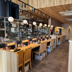 広々カウンターはお食事はもちろんガラス越しに職人手焼きの串や原始焼きをお楽しみ戴けます