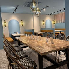 1階席中央に大テーブル（最大８席）を用意しております。グループでのご利用に最適です。