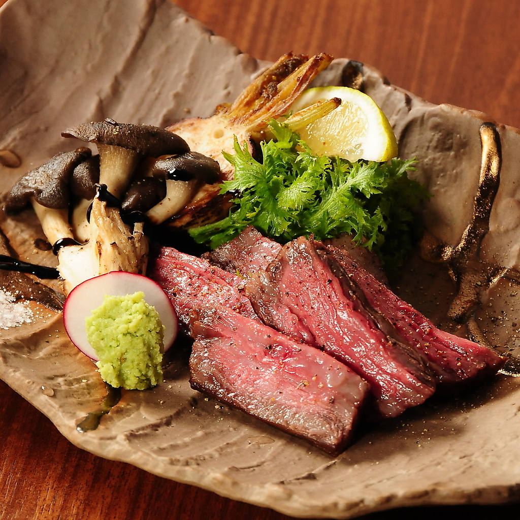 なにわ黒牛の炭火焼き、濃厚な旨みが魅力！