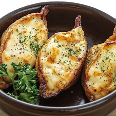 こんがり焼けたサクサクお揚げの中に旨味がぎっしり詰まった、当店の人気メニュー【ポテトタルタルきつね】の写真