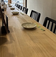 木の温もりあふれる居心地の良い店内空間