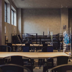 【店舗貸切/20～34名様】佐賀から新しいカルチャーを発信し続ける「ROUGH cafe dinning bar」を、丸ごと貸切可能。テーブルはすべて可動式のため、自由自在なレイアウトが可能。結婚式二次会から歓迎会、送別会など多彩なシーンでご利用いただけます。34名様以上で貸切を希望される場合は、店舗までご相談ください。
