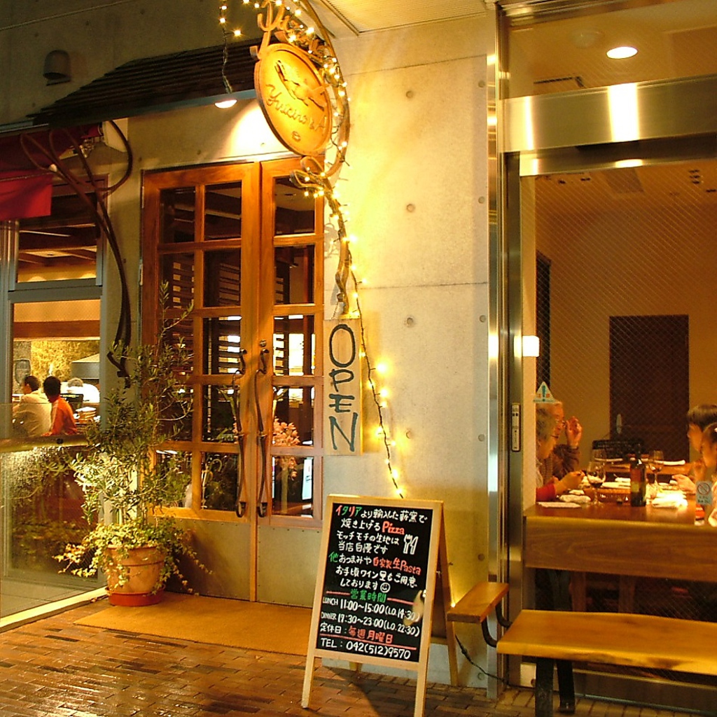 一軒家風の大人気レストラン「Pizzeria YUICIRO&A 」本格ナポリピッツァやパスタが自慢です。