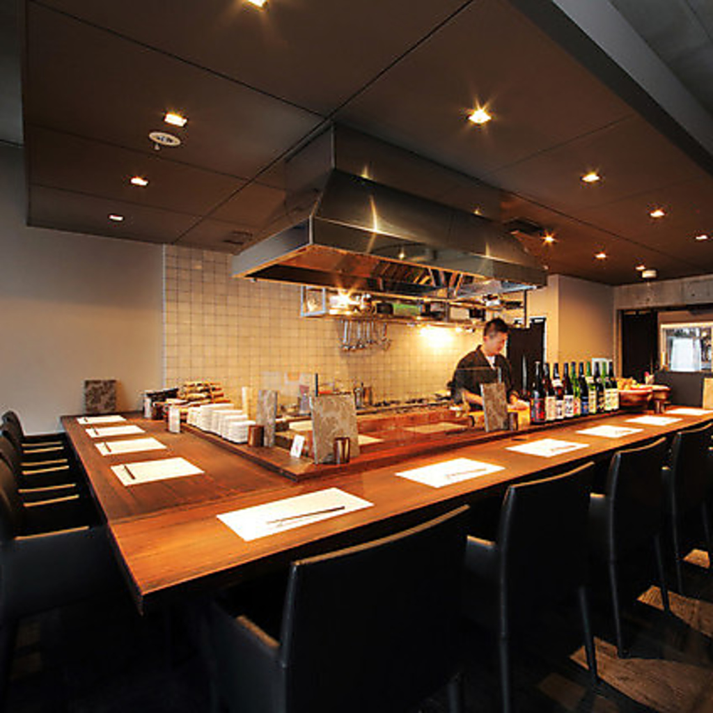 カウンター席がございますので、お一人様でも大歓迎。お仕事終わりのサク飲みにいかがですか？