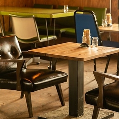 秘密基地のような2階のペアシート 隠れ家感たっぷりの2階フロアにある、2名様掛けのテーブル席です。少しレトロで落ち着いた椅子に座れば、自然とリラックスした雰囲気に◎デートの合間の休憩や、親友とじっくり語り合いたい夜におすすめの特等席!周りを気にせず、自分たちだけの特別なひとときを満喫してください★