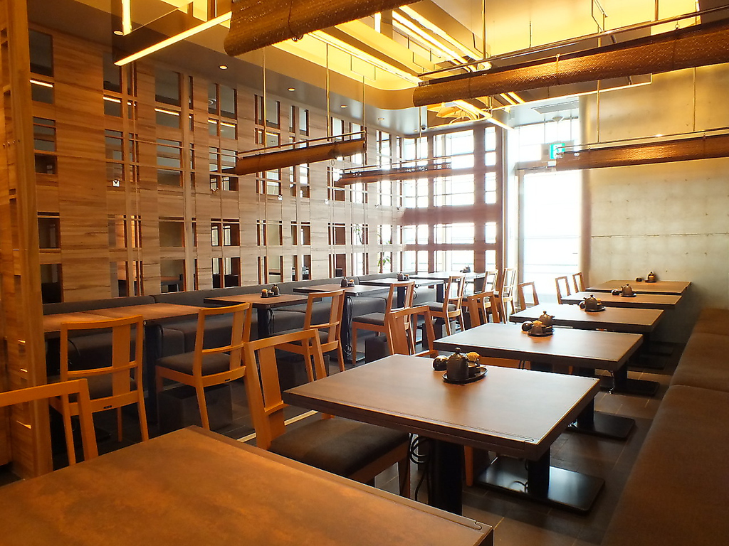 お一人様から気軽に使える広々テーブル席