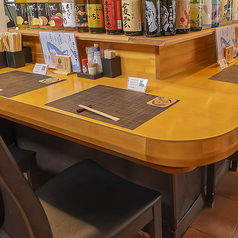 カウンター席は6席ご用意しており、目の前で料理を楽しむオープンカウンタースタイルです。シェフの技を間近で見ることができ、臨場感あふれる食事体験が味わえます。