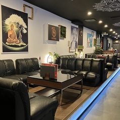 ゆったりと深く腰掛けられる、黒いレザー調のソファー席をご用意しております。こちらは6名様までご利用可能♪ローテーブルを囲んでリラックスしてお過ごしいただけます。壁にはアートが飾られた異国情緒あふれる空間で、女子会やグループ利用にぴったりです！