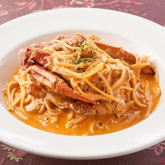カニの旨味が凝縮！「ワタリガニのトマトクリームパスタ」の写真