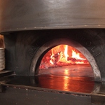 オープンキッチンの薪窯で焼き上げるピッツァは絶品！