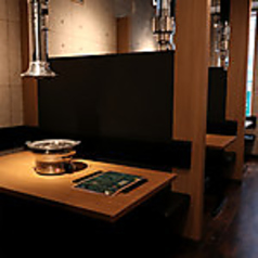 全席半個室の形でご用意しております。宴会は最大12名までの団体にも対応可能なテーブル席なので、特別な日の利用にもぴったり！活気とリラックスが同時に味わえる、特別な場所です。ぜひ訪れてみてください☆