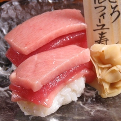 鮪ミルフィーユ寿司/赤海老のゆっけ寿司　各1貫