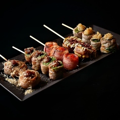 『野菜肉巻き串』半熟燻玉マヨ・トマトベーコン・しいたけなど種類豊富！《各1本：319円(税込)》の写真