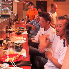 気の合う仲間とサクッと飲みたい時にはカウンター席がオススメ☆店主やスタッフとの会話も弾む特別空間に♪