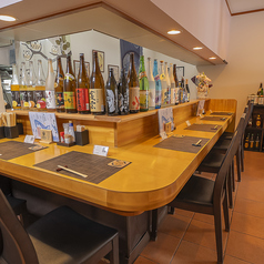 仕事帰りのサク飲みに最適なカウンター席を6席ご用意しています。お一人様でも気軽に立ち寄れる雰囲気で、気楽にお楽しみいただけます。
