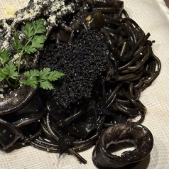 ドライトマトと烏賊と、まったりマスカルポーネ「イカ墨」の真っ黒パスタ。ブラックオリーブ添え