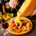料理メニュー写真 ラクレットチーズ -温野菜と肉の盛り合わせ-