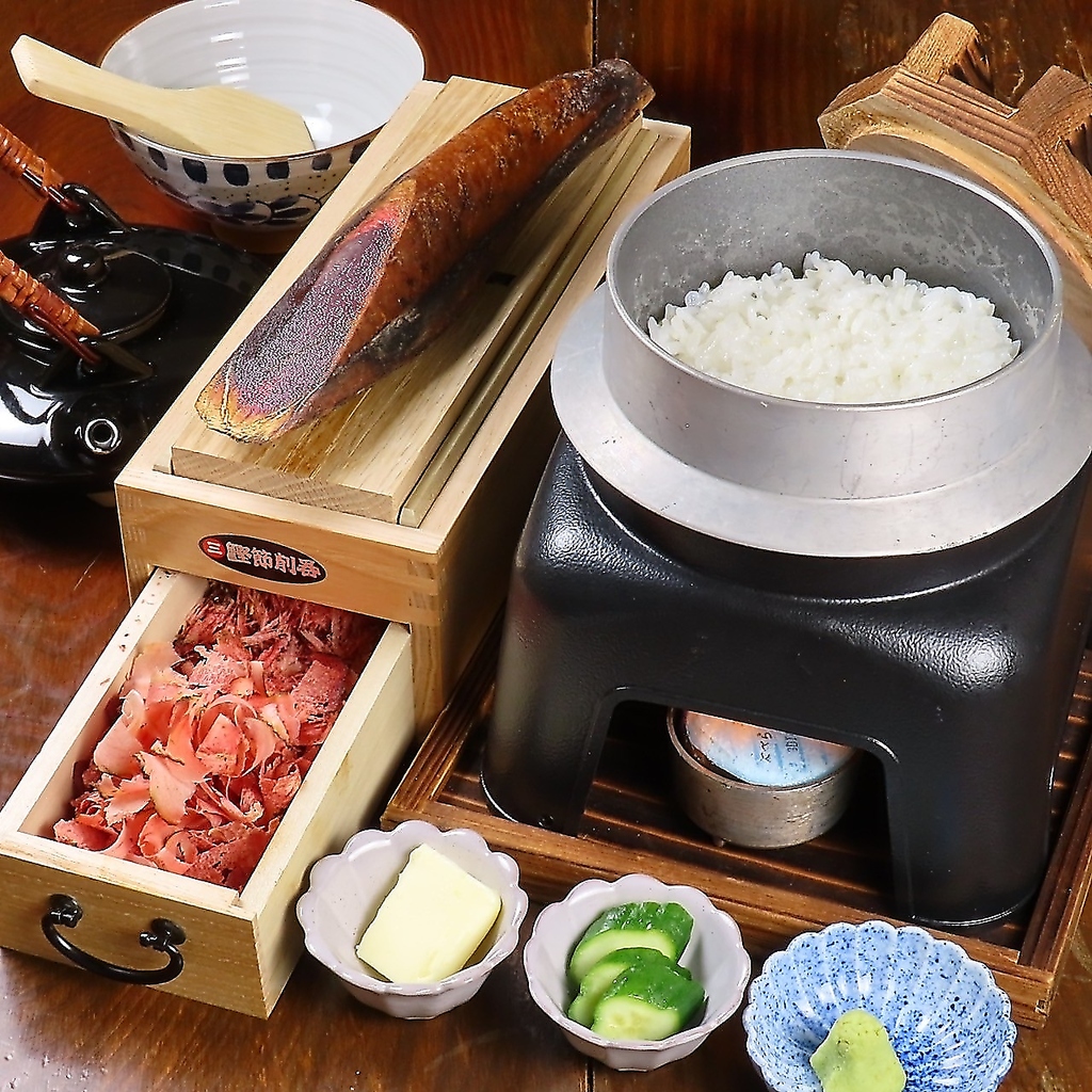 賞味期限1分！釜炊きの銀シャリと削りたての鰹節で食べる『絶品おかか飯』は薬味で味を変えながら◎