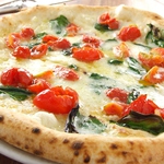 モッツァレラ・バジルを使ったスタンダードなピザですが、こだわりぬいた食材を使用しております。