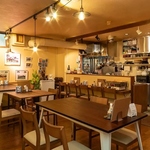 白と木目を基調とした店内はペンダントライトで落ち着いた雰囲気の中、お食事がお愉しみいただけます