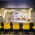 カウンター席は目の前が大きな鉄板。目の前で焼き上げる特等席のようなお席です。料理とお酒と調理工程が見られる1人、2人でご来店される方にはおすすめです♪