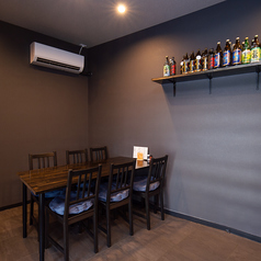 女子会利用にも最適◎広々テーブル席♪女子会でのご利用にもぴったりの、6名掛けのテーブル席が1つございます◎広々とした空間で、美味しい焼鳥とお酒を囲みながら、ガールズトークに花を咲かせられます。