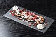 フローズンラズベリーとチョコソースのパンケーキ