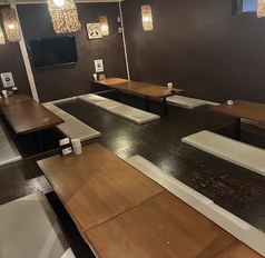 最大50名様までご利用いただける掘りごたつ完備のお座敷。大人数様収容可能なお座敷なので、歓送迎会、忘新年会などにもピッタリ！皆様でのお集りの際はぜひ当店をご利用ください♪