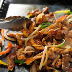 定番BBQを気軽に堪能！美味しそうな香りとジューッと焼き上げる音が食欲をそそり、会話も弾みます◎