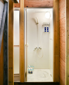 AJITO自慢のの温水シャワールームは西浜最強の水圧。鍵付き扉で個室タイプ。MERCURYDUOのシャンプーとリンスをボディソープは天然由来成分100%を使用しており、オーガニックの原料で作られているマジックソープが完備。潮でパリパリ、ベタベタになった髪の毛と身体をスッキリ綺麗に洗い流せます◎