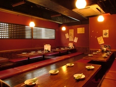 当店のお座敷は最大65名様まで対応可能で、忘新年会や歓送迎会にぴったりなスペースです。事前のネット予約により、スムーズに入店することが楽しめます！少人数の仲間との二次会利用にも対応し、様々な団体のニーズにお応えします。大切な宴会の場を、ぜひ当店でお楽しみください！