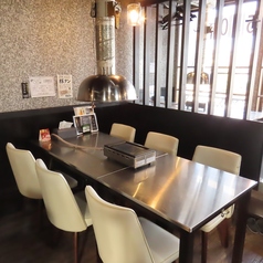 【6名様×2席のテーブル席】全32席の落ち着いた店内にあるテーブル席は、ゆったりとした空間で焼き上がる香りと会話を楽しめる人気のお席。上質なお肉をじっくり焼きながら味わう時間は格別です。会社の集まりにも最適で、心和む時間をお過ごしいただけます♪
