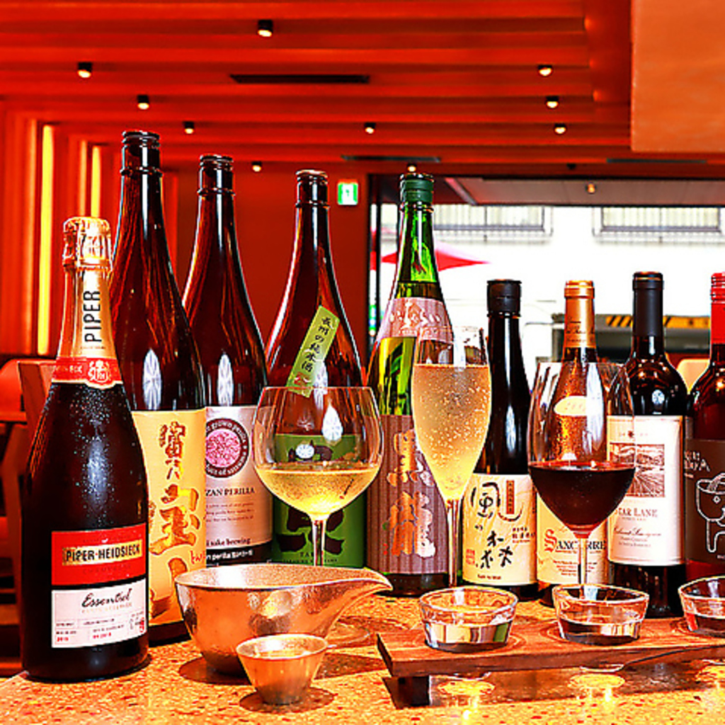 ソムリエが厳選したワインをはじめ全国の地酒やクラフトビール等、料理に合った1杯をご提供します！