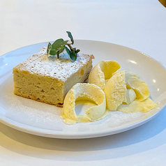 バナナとドライフルーツのケーキ・バニラアイス添え