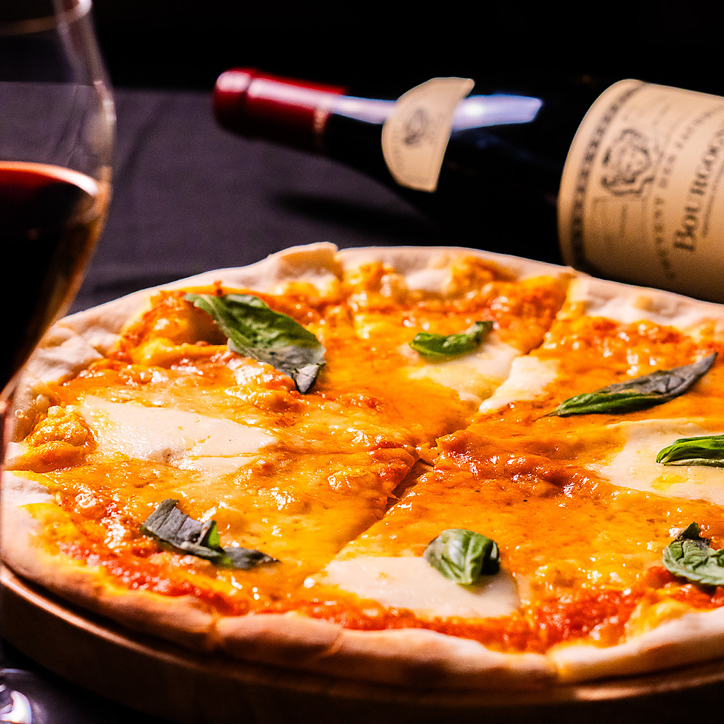 とろける牛筋の絶品料理！赤ワイン煮込みのデミソースが肉の旨味を引き出し、コク深く仕上げました。