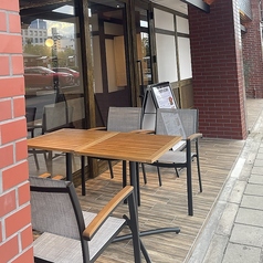 【テラス席 2人掛け×3卓】 堺川沿いの景色をテラスで楽しめる、ペット可のお席です。※カフェ席では鉄板焼コースはご注文頂けません。カフェメニューのみとなります。