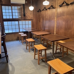 2階は木の温もり溢れる寛ぎのテーブル空間♪2名様掛けのお席をお好みの人数に合わせて柔軟に繋げられます!落ち着いた雰囲気の中でゆったりとお食事とお酒を楽しめるので、女子会や各種ご宴会にもぴったり◎14名様からフロア貸切も可能なので、プライベート感たっぷりの特別な時間をお過ごしいただけます♪