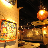 店内の壁にはカラフルなオブジェが飾られ素敵な空間を演出♪