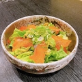 料理メニュー写真 アボガドサーモンのトマトドレサラダ