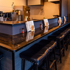 目の前で楽しむオープンカウンター◎熟練の職人技を間近で見られるカウンター席が10席ございます♪お一人様でも気軽に立ち寄ることができ、焼き立ての香ばしい焼鳥をライブ感と共に楽しめます。