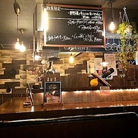 木の温もり溢れる隠れ家空間！お洒落なバル風の店内です