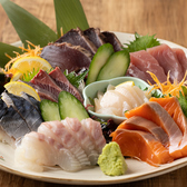 【自慢の海鮮】旬の鮮魚をお造りでご提供！お酒との相性も抜群◎日本酒や焼酎と合わせてご賞味ください♪コースだけでなく単品でもご注文OK！お好みの組み合わせでどうぞ。