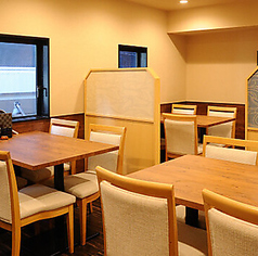 4人掛け、2人掛けのテーブル席をご用意しております。