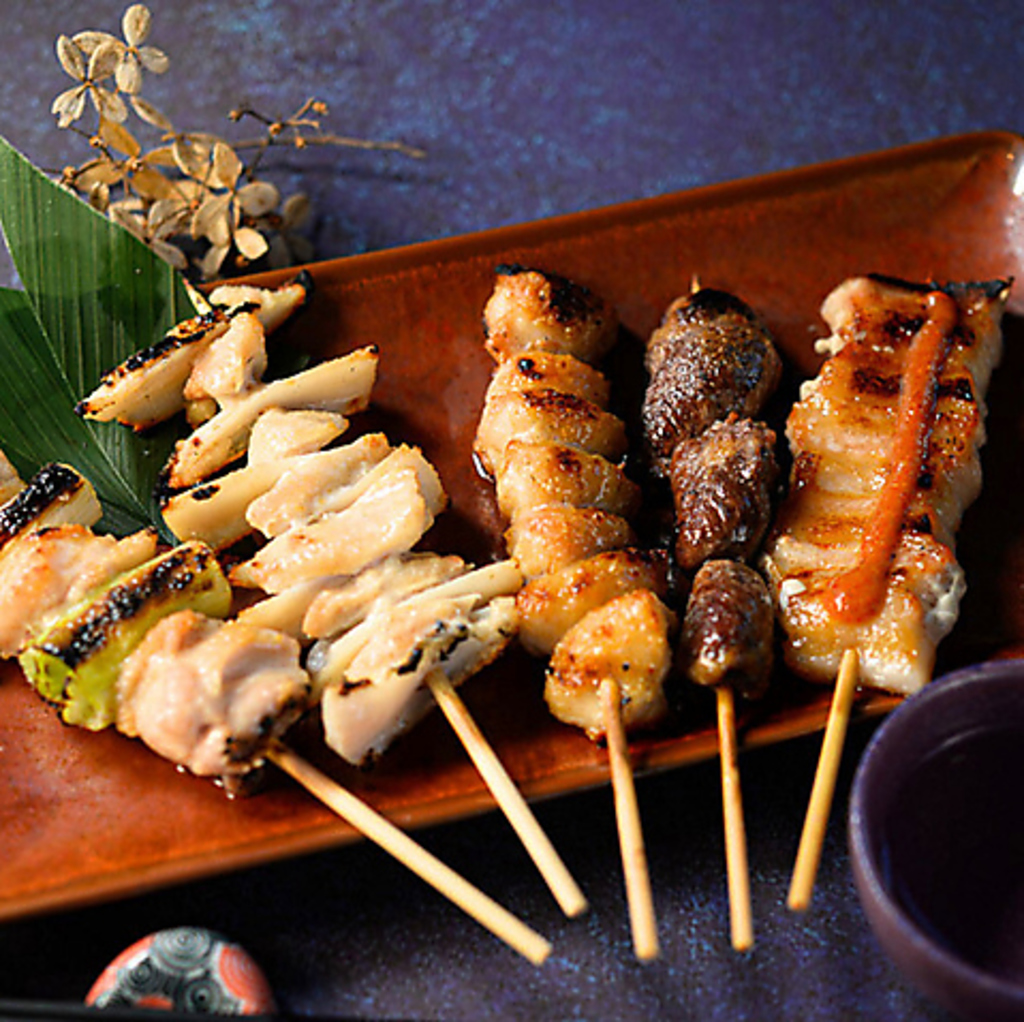 炭で焼き上げたこだわりの「炭火焼き鳥」は1本からご注文可能♪定番から変わり種、贅沢な逸品まで◎
