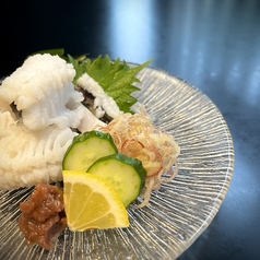 活鱧の湯引き　梅肉添え